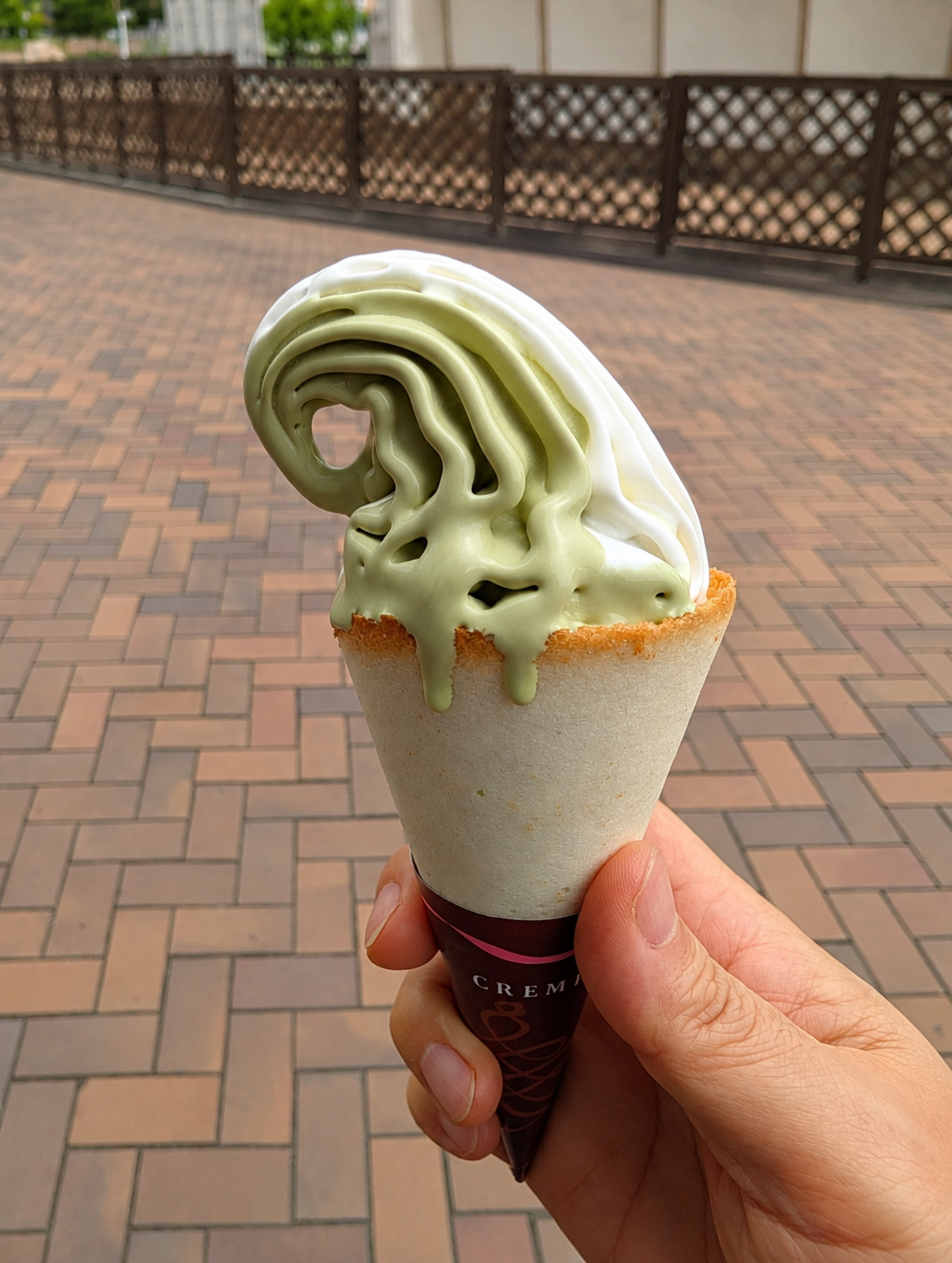 緑色の抹茶ソフトクリーム