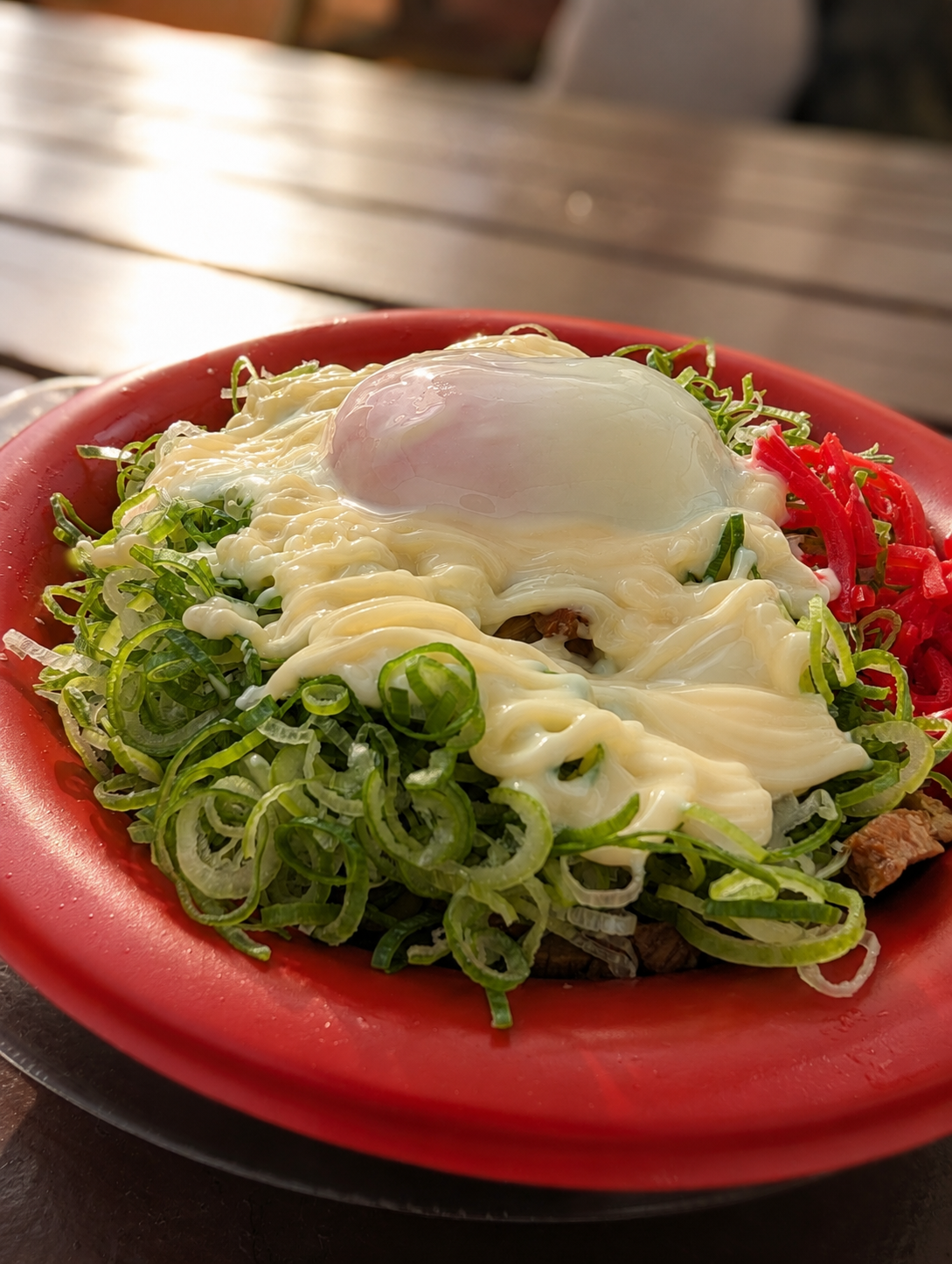 赤い皿に盛られたチャーシュー丼
