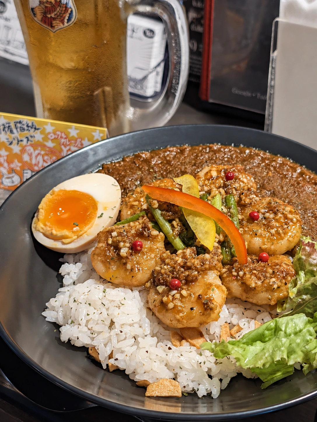 ガーリックライスにニンニクたっぷりのエビのバター焼きが乗ったビーチ・モンスター