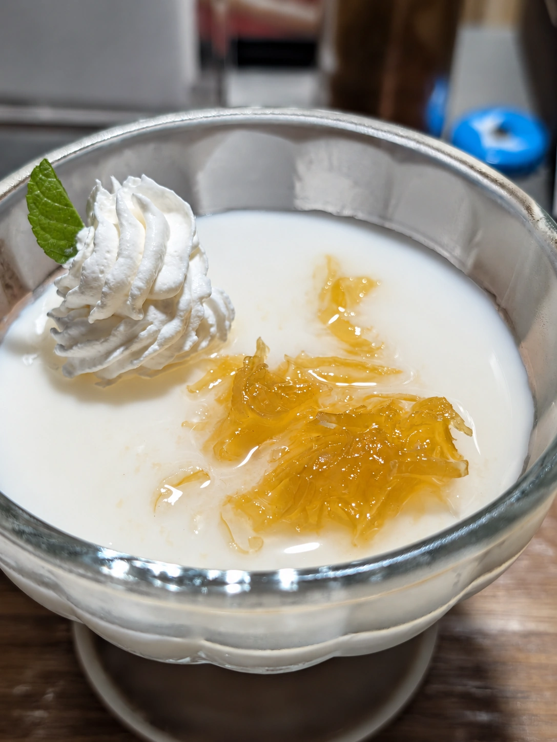 レモンソースとクリームがのった杏仁豆腐